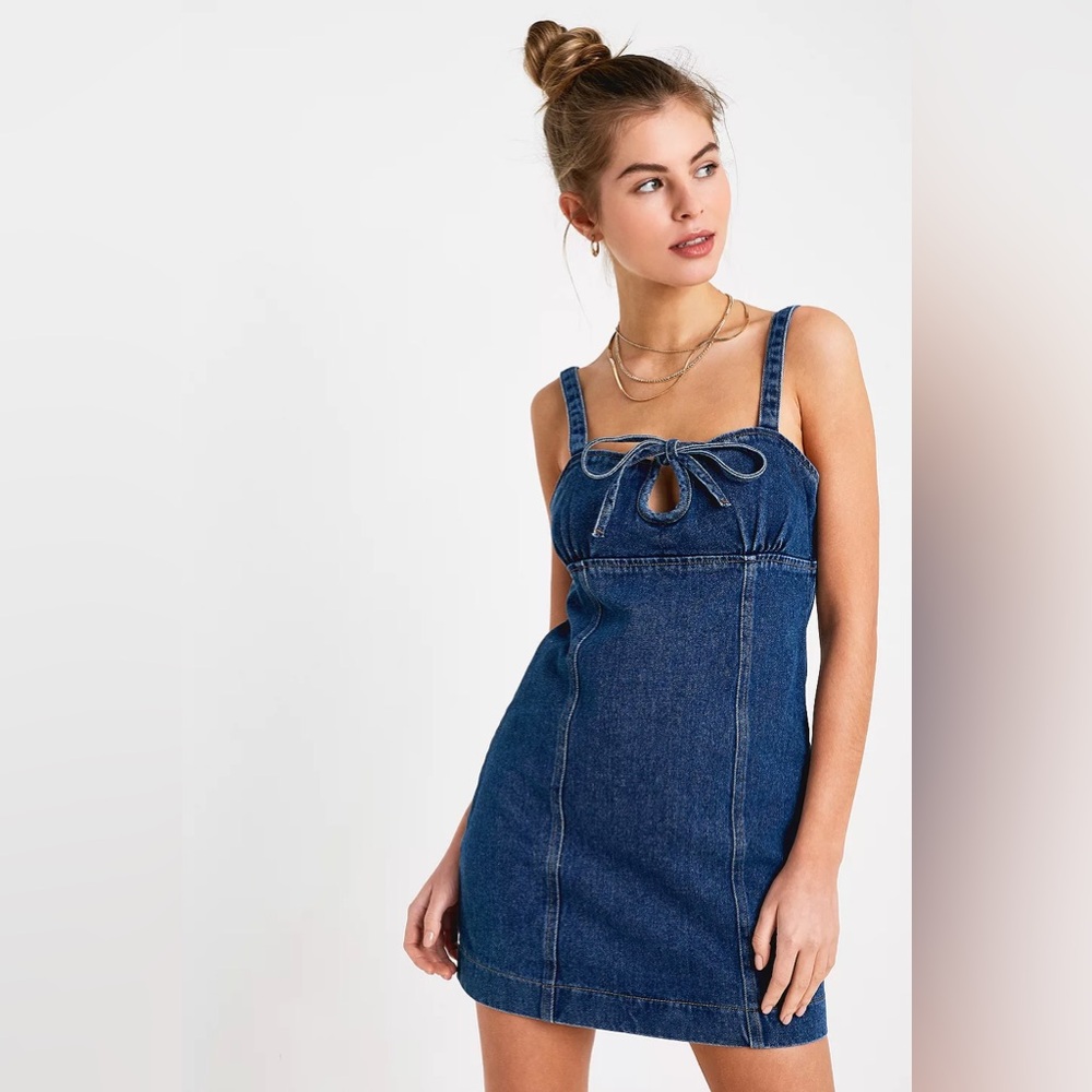 💛🦋🍊 NWOT BLUE DENIM Urban Outfitters UO Keyhole Dress